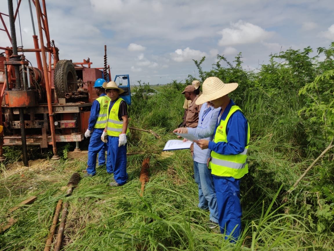 Construção de furo de com aplicação de bomba – Bengo / Quibaxe