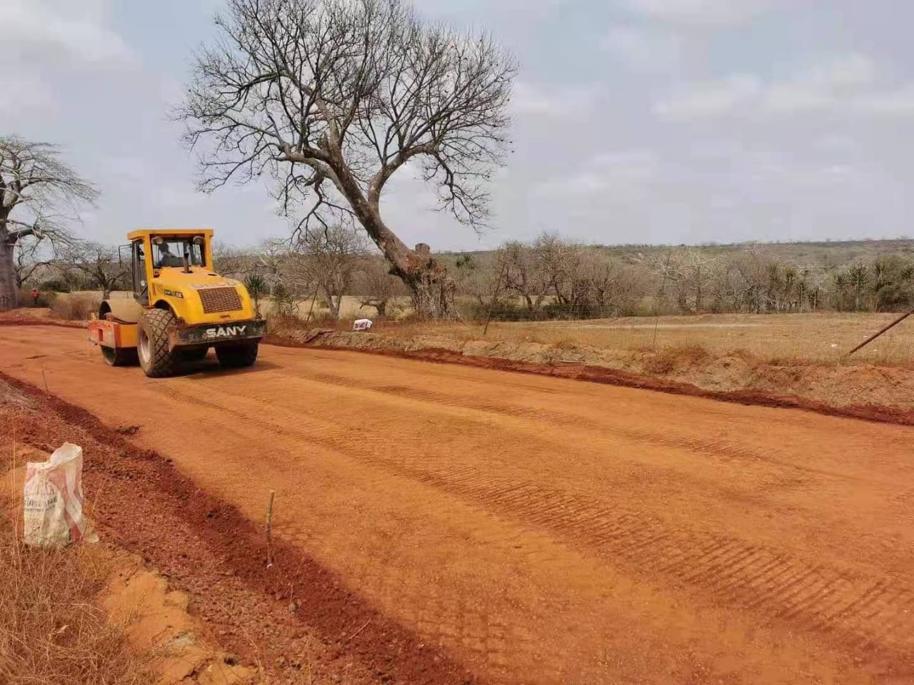 Terraplanagem / aplicação de solo emprestado compactado – Malanje