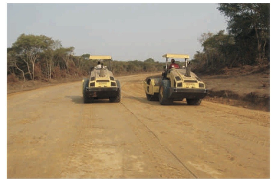 Terraplanagem / aplicação de solo emprestado compactado